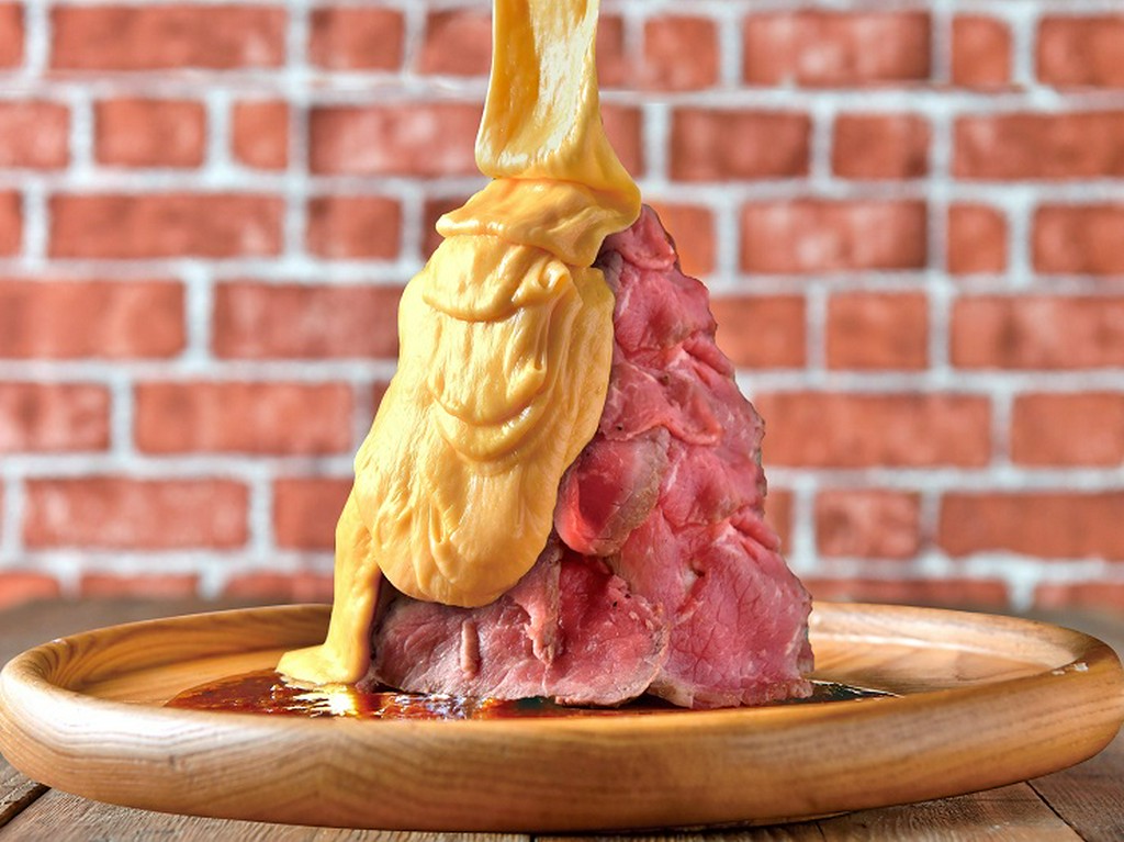 お肉の山に流れるチ～ズ。ローストビーフボルケーノ！