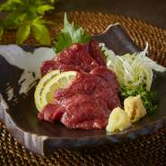 淡白でとても柔らかく、鉄分が豊富。旨味が濃く、肉本来の味がしっかり感じられます。