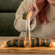 ブーム真っ只中のチーズキンパが登場！甘辛いご飯にとろ～りチーズがたっぷり入った韓国のり巻き！辛みとチーズのコクが絡み合ってお箸が止まらない美味に仕上がっているので、是非一度ご賞味ください。