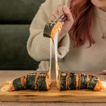 ブーム真っ只中のチーズキンパが登場！甘辛いご飯にとろ～りチーズがたっぷり入った韓国のり巻き！辛みとチーズのコクが絡み合ってお箸が止まらない美味に仕上がっているので、是非一度ご賞味ください。
