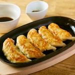 肉汁あふれるジューシーな餃子！