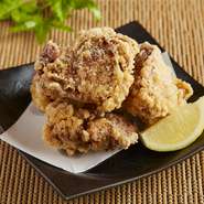 お店で丹精込めて仕込んだ自家製唐揚げ。ジューシーな味わいをお楽しみください。