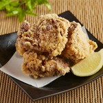 お店で丹精込めて仕込んだ自家製唐揚げ。ジューシーな味わいをお楽しみください。