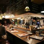 料理の工程が見えるカウンターは特等席です。シェフの手さばきをじっくりと見るもよし、会話を楽しむもよし。もちろんシェフに話しかけるのもよし！