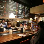 「お客さまのために」という想いが、お店全体を盛り上げています。お客さまの笑顔が、明日のお店のパワーになります。そのために、雰囲気づくりにもしっかりとこだわっています。