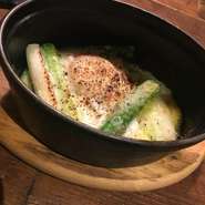 旬の食材を味わって
季節の美味しさを感じてほしいから
毎日変える手書きメニューもあります！

しっかりとした太さの白アスパラガスと
グリーンアスパラを使った
鉄板メニューのビスマルク！
卵を絡めてどうぞ。