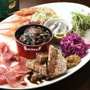 シェフ渾身、前菜7種の盛り合わせ。人数に合わせてつくってくれます。お肉・お魚・野菜をバランスよく盛り合わせるため、大人数の時にもお勧めです。
２名様からお作りします。（写真は４名様）