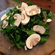 シンプルにフレッシュマッシュルームと、ほろ苦クレソンでさっぱりと…