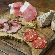 okeiのアフェタートミストは盛り沢山です。ワインを頂きながらの加工肉はたまりません。