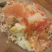 旬のアスパラ！
ホワイトとグリーンの甘味のある２色のアスパラの上に
とろーり半熟卵と生ハムをのせて。