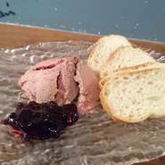 シェフの力作！
なめらかに仕上げたレバームース
鶏白レバーは豚より臭み無く食べやすいです。
ジャムなどの甘味を添えて…