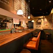 2階のカウンター席は少人数でゆっくり過ごすのに最適。料理をつくっている様子を眺める事もできます。3階のテーブル席はワインセラーにも近く、貸切にも対応。大人数でのにぎやかなお食事にぴったりです。