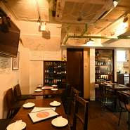 階段から店内には数え切れないほどの絵が描かれており、私がこよなく愛するサッカー選手のユニフォームなども飾られています。知り合いのイラストレーターの方に描いていただいた大きな壁画も見所のひとつです。