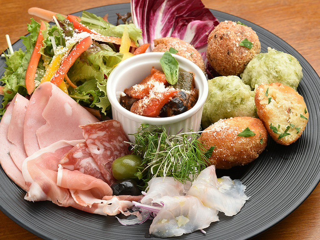 その日の気まぐれ、お勧めの前菜を楽しめる『前菜盛り合わせ』