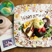 お誕生日プレート、アニバーサリープレートをご用意して特別な日のお手伝い。【KICHIRI　大宮】では、日本の様々な美味しい食材をジャンルを超えてアレンジし、特別な日の彩りを演出します。
