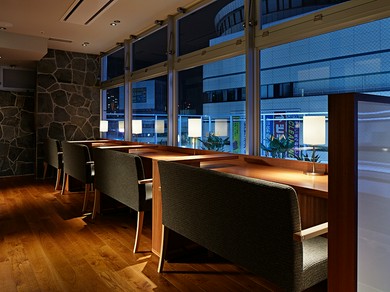 窓際のカウンター席で、おしゃれに過ごす大宮の夜を