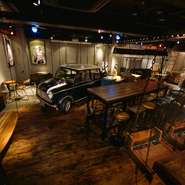 ブランコ、ラグジュアリーなソファなどigu&peace自慢の遊び心がふんだんに詰まった店内は、シックな空間に煌めく灯がムーディーな雰囲気を醸し出しています。