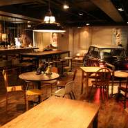 【igu&peace PATORON】は、食事も空間も楽しめる大人の遊び場。店内には約20テーブル80席の配置でございます。音響、プロジェクターはもちろんのこと、DJブースも完備しています！