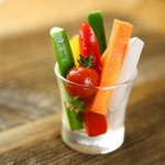 バルには欠かせない1品。オリジナルのお酢に長時間漬け込むことで野菜の旨味甘みが倍増！