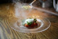 「少し冷たくしすぎていない？」都会の中心で、トマトがつぶやきます。トップクラスのモッツァレラチーズをぜひイグピーでお召し上がりください！