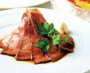 契約牧場の最高級ブラックアンガス牛をローストビーフに仕立てました！