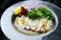 タコと一緒にかいわれ、ドライトマト、赤たまねぎをお好きな組み合わせでお楽しみください！　もちろんタコだけでもOK!