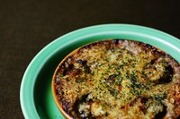 たっぷりワインが効いた、香ばしいソースがつぶ貝に絡んでいきます！　大人気の一品です！