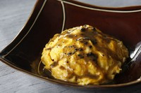 黒トリュフと発酵バターをふんだんに使ったバターライスを柔らかな卵で包んだ、大人のオムライスです。発酵バターの香ばしさと、豊かなトリュフの香りがお楽しみいただけます。