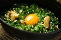 隠し味にメンマが入ったガーリック焼き飯は鉄板でジュージューに。食べずにはいられないこの香り。明日の予定はキャンセルでお願いします。