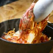 鉄鍋でジュージューとかき混ぜながら、パスタ本来の食感とパリッとした食感も同時にお楽しみいただけます。生ハムとチーズもナポリタンとの相性抜群です。