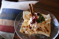 ドレスのように豪華に見立てたインパクトのあるデザート。NYチーズケーキを使っており、綺麗なデザートです。