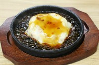 女性に大人気。はちみつをお客様の前でお掛けします。