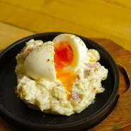 クラシックなポテトサラダにスモークフレーバーをプラス。とろ〜り半熟たまごがポテトサラダによく絡み合います。