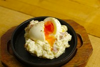 クラシックなポテトサラダにスモークフレーバーをプラス。とろ〜り半熟たまごがポテトサラダによく絡み合います。