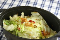 鉄鍋に閉じ込められた、唐辛子とアンチョビのホットな香り。