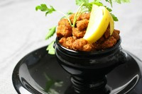 数種類のスパイスで仕上げた、旨味も香ばしさも新しい軟骨の唐揚げ。