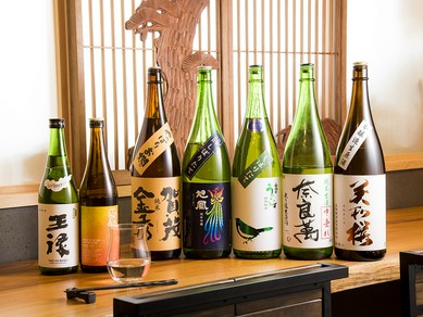 地元産のお酒を中心に、バラエティ豊かな日本酒を用意