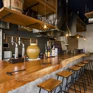 【SAKE　Bar　ゆう】はカウンター主体のお店。バースタイルでちょっとお洒落に、日本酒を味わいながらのデートに活用してみてはいかが。おいしいお酒とお料理が、2人の距離をぐっと縮めてくれます。
