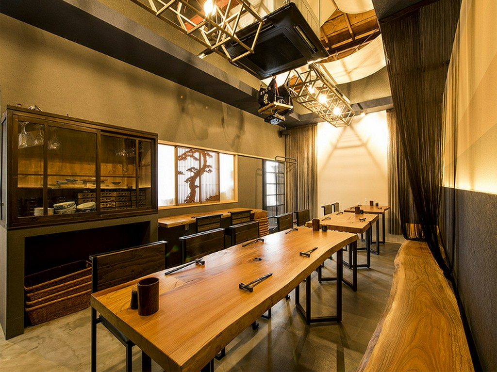 ゆったりとくつろげるお洒落な空間で、広島のおいしいものを満喫