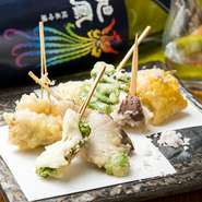 地元産の旬の「魚」や「野菜」を、食べやすい大きさにカットして頂く『魚串野菜串の天麩羅』。「梅塩」など季節ごとに味わいを変える、風味豊かな「塩」をつけてお召し上がりください。