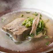 和風だしと牛だしをベースに、刻みわさびと一緒に頂く『茹でタン』。あえて残した「タン」の食感をお楽しみください。素材の味わいをそのままに堪能、シンプルに仕上げた逸品です。