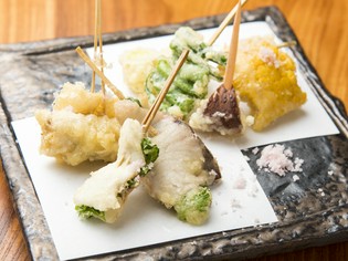 海の幸と山の幸を同時に堪能『魚串野菜串の天麩羅』