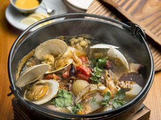 広島県産の海の食材、山の食材を贅沢に使用。旬の味覚をお届け