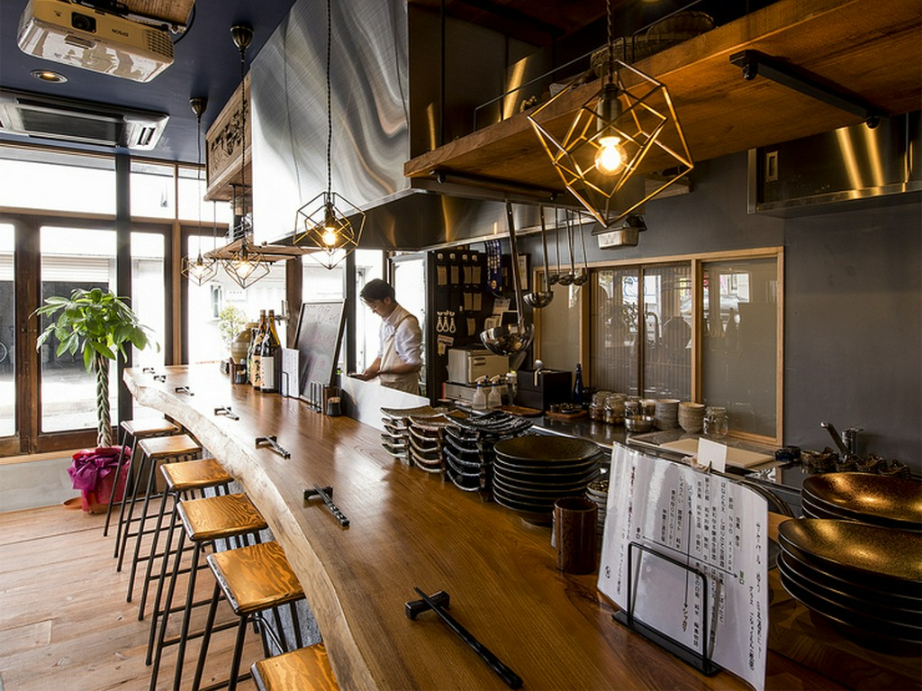 カウンターで、テーブルで。おいしい料理とお酒をお楽しみあれ