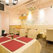 落ち着いた店内でゆっくりと食事やお酒を味わえる、デートに最適なお店です。美しく盛りつけられた料理や、おいしいお酒をいただけば会話も盛り上がるはず。