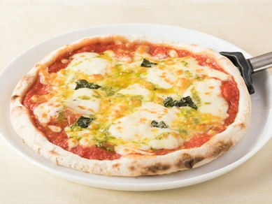 もちもちの生地は食べ応え十分。トマトとチーズのおいしさにバジルでアクセントをプラス『マルゲリータ』
