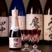 焼鳥に合う全国各地の美酒がズラリ。「獺祭」や「久保田」など人気の名酒をはじめ、スパークリング日本酒も用意。限定酒もあり、その時期限定のお酒に出合う楽しみもあります。焼酎やワインも充実しています。