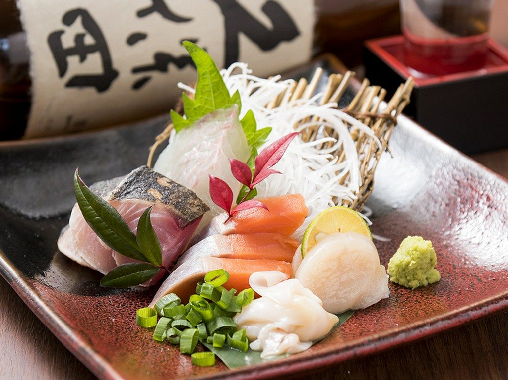 旬の刺身をいただきながら、ゆっくり串焼きを待つ時間も楽しい