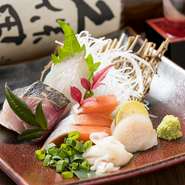 四季折々の鮮魚もいただけます。獲れたて新鮮な質の高い魚介を味わえます。炭火で皮目をさっと炙った脂乗りの良い旬魚は絶品。こっくり濃厚なたまり醤油が素材の旨みを一層引き立て、上品な酒肴に仕上げてくれます。