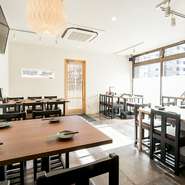 炭火串焼きと日本酒で、ゆるりと過ごせる優しい空間。店主の人柄を表したようなぬくもりが漂っています。気分転換に仕事仲間と一杯ふらりと立ち寄れる気軽さも魅力の1つ。ゆったりとした空間でくつろげます。